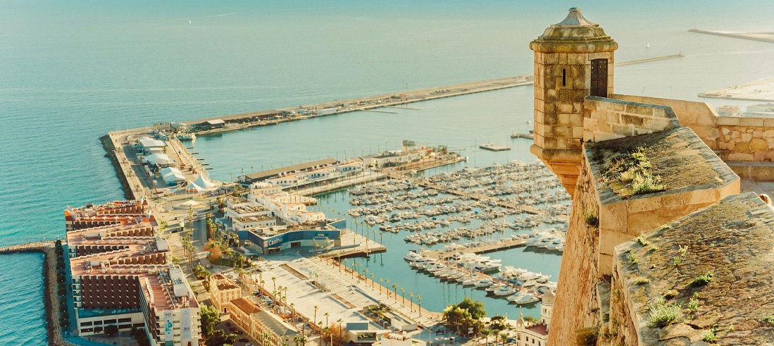 5 napos Alicante nyaralás júliusban 100.910 Ft-tól repülővel szállással
